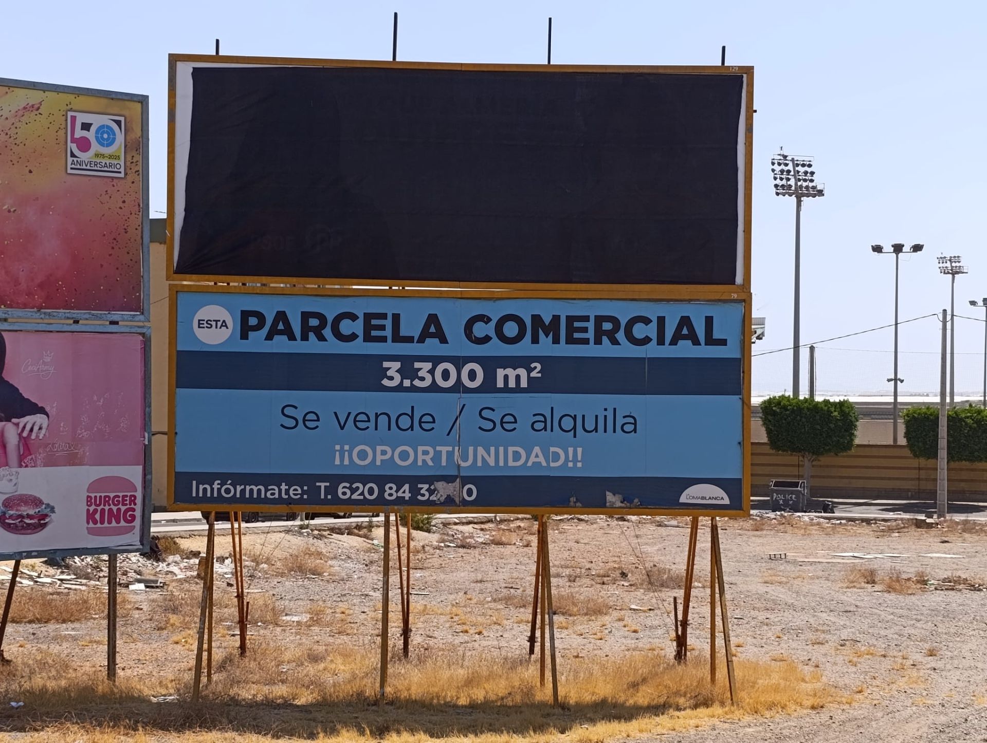 La valla colocada por Vox, cubierta con una lona negra.
