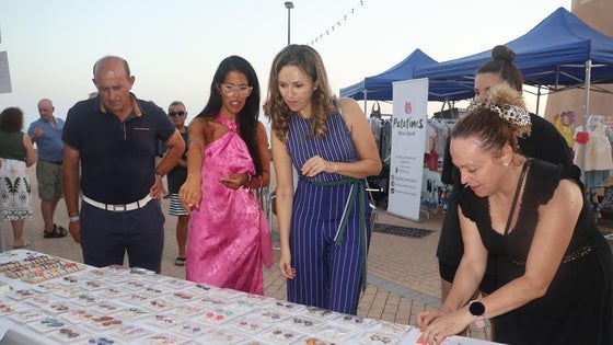 Una veintena de comercios muestran su amplia oferta de productos en la plaza de la Torre de Balerma