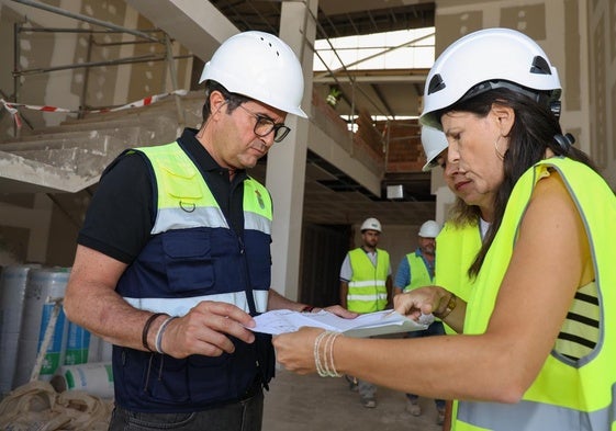El alcalde de El Ejido supervisa las obras.