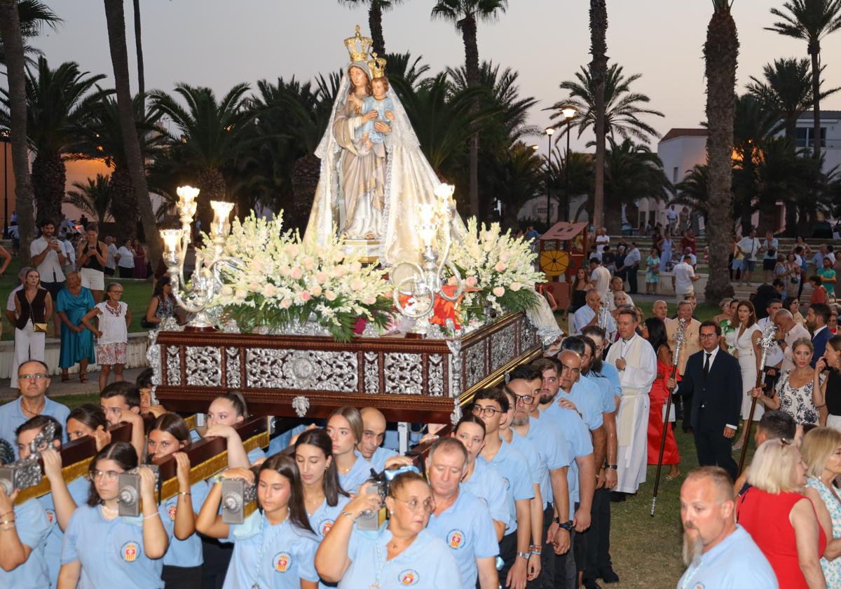 La Virgen de las Mercedes sale en procesión por las calles de la pedanía ejidense de Balerma.
