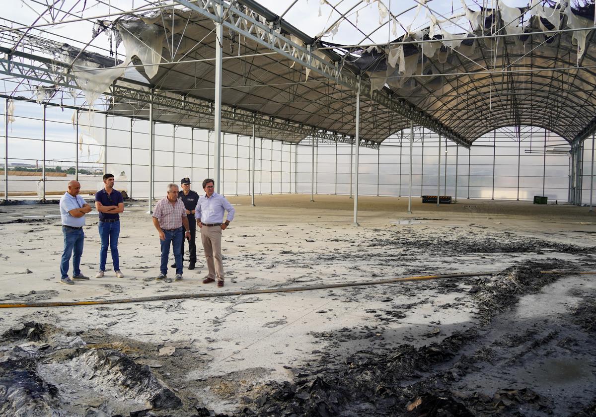 Extinguido el incendio en la nave de la empresa de envases 'Vicente Pérez' en Las Norias