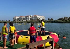 Algunos de los jóvenes que participan en las actividades.