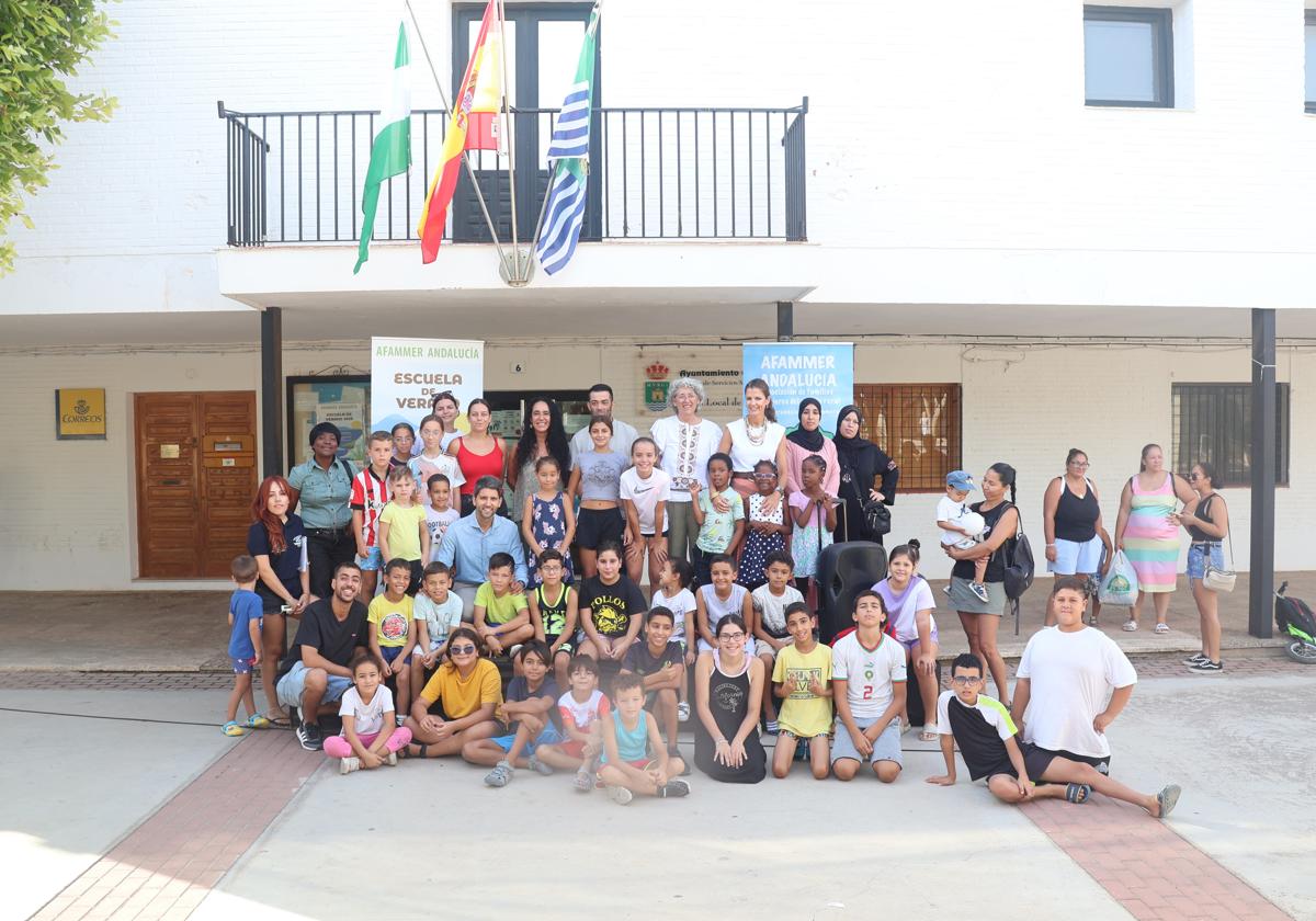 Foto en familia de la Escuela de Verano de AFAMMER.