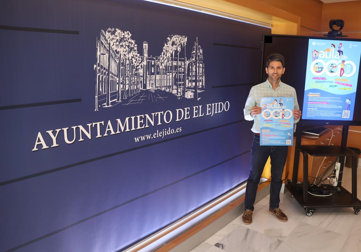 El concejal de Educación, Javier Rodríguez, en la presentación del acto.