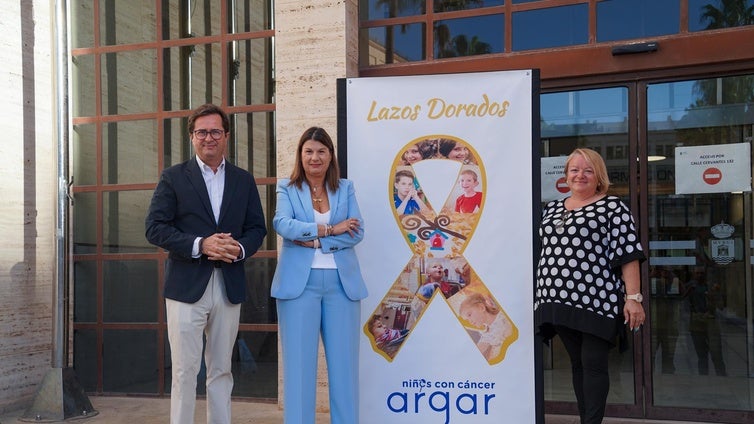 El Ejido se suma a la lucha de ARGAR contra el cáncer infantil con la colocación de un lazo dorado
