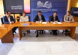 El alcalde de El Ejido, Francisco Góngora, firma el convenio junto al rector de la UAL, José Céspedes.