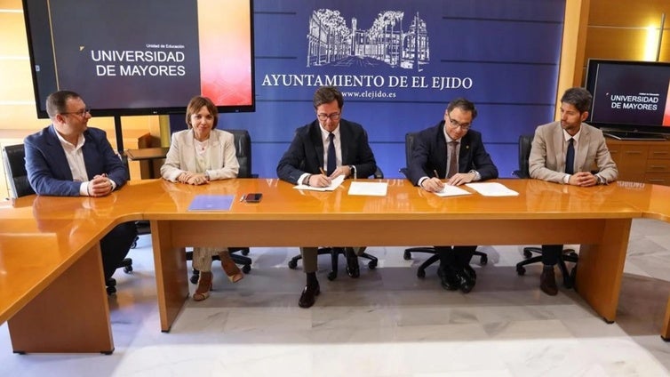 El Ejido habilita un punto de información para la Universidad de mayores de la UAL