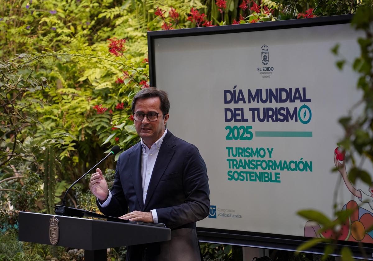El alcalde de El Ejido durante el acto por el Día del Turismo en el Jardín de La Almunya del Sur.