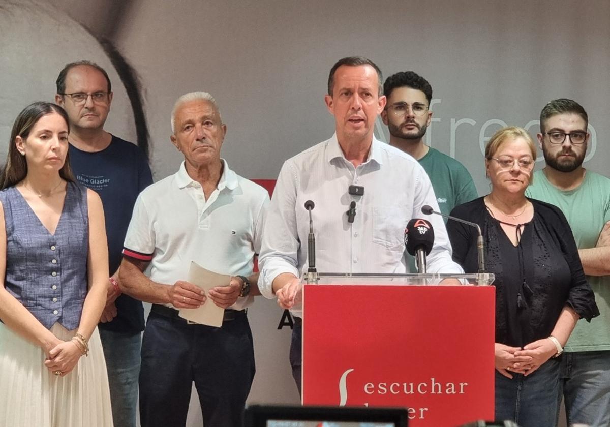 Imagen de archivo de José María Martín, con miembros del PSOE El Ejido.