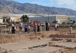 Una de las visitas al yacimiento arqueológico de Ciavieja.