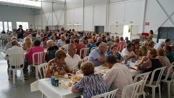 Mayores participan en una degustación gastronómica con platos tradicionales del Poniente