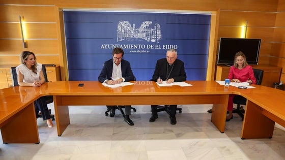 El Ejido firma la renovación del convenio con el Obispado para el mantenimiento de parroquias
