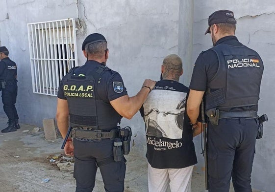 Cuatro detenidos en El Ejido al desmantelar tres plantaciones de marihuana y una nave con cocaína y armas
