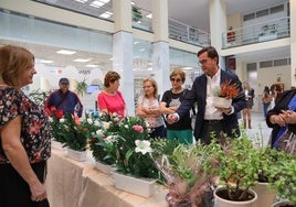 El alcalde de El Ejido felicita a los usuarios por su trabajo.