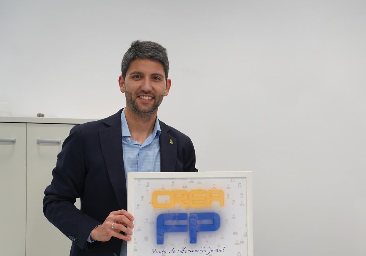 El concejal de Educación de El Ejido, Javier Rodríguez, señala un cuadro de Crea FP.
