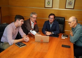 El alcalde de El Ejido, Francisco Góngora, se reúne con personal de la empresa.