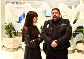 La portavoz de Vox El Ejido, Beatriz Sánchez, con un agente.