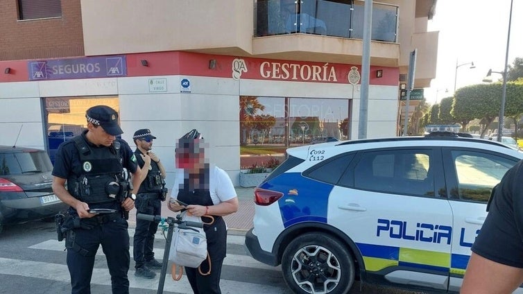 La Policía Local realiza una campaña de control en el uso de patinetes eléctricos