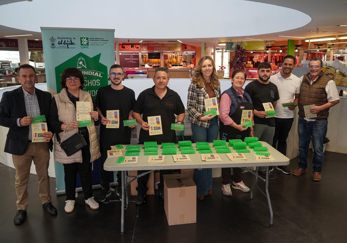 Desde la OMIC se ha entregado a los usuarios del Mercado de Abastos de El Ejido material informativo.