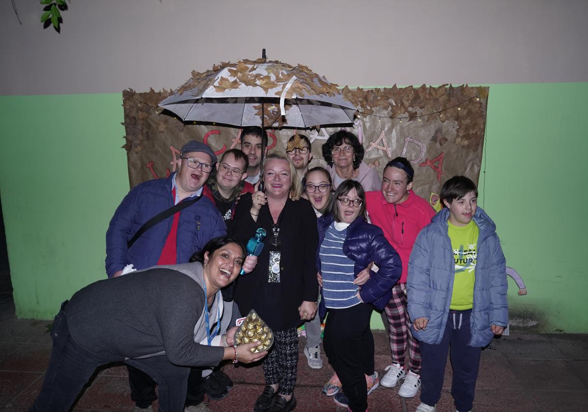 Foto de familia con usuarios de la asociación.