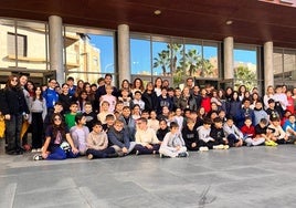 Alumnos posan para una foto familiar en el municipio ejidense.