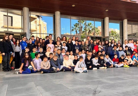 Alumnos posan para una foto familiar en el municipio ejidense.