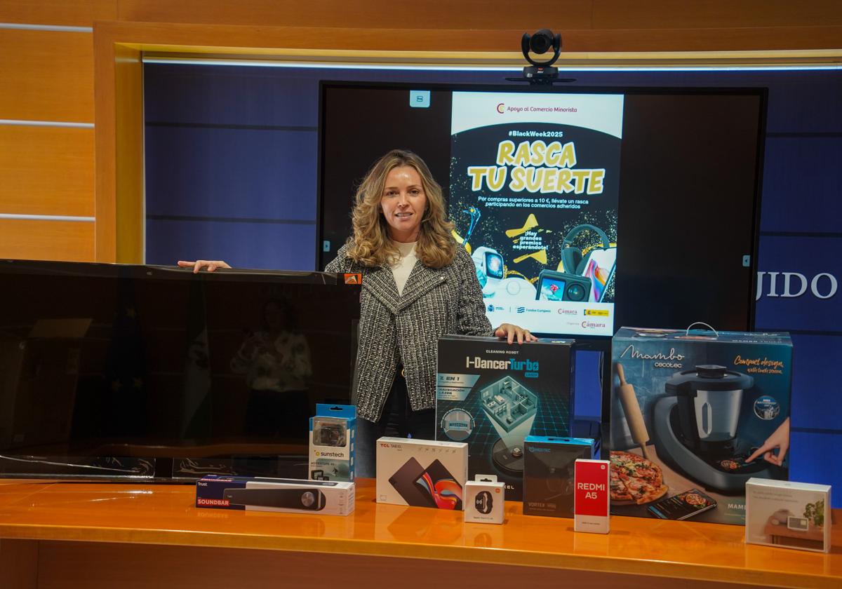 La edil de Comercio con algunos de los premios de esta iniciativa.