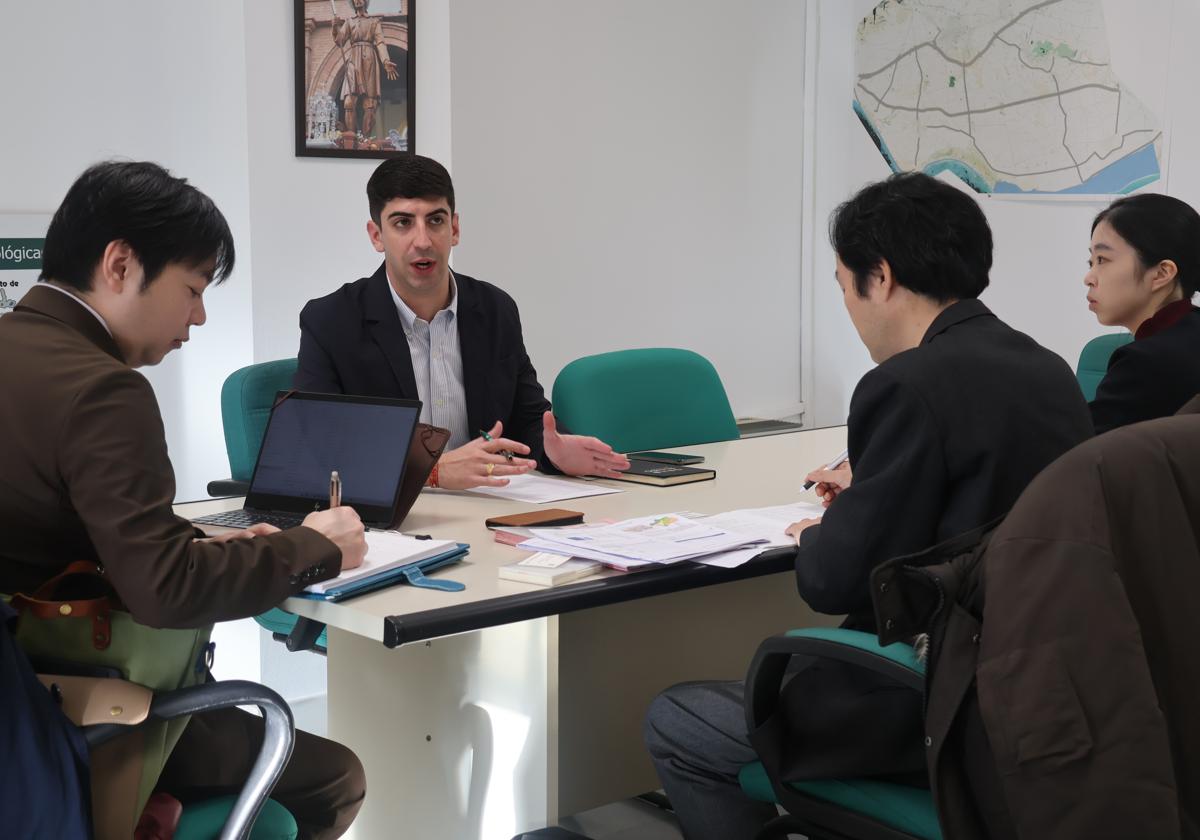 El concejal de Medio Ambiente, Manuel Martínez, recibe la visita japonesa.