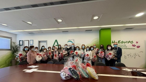 Donan 'almohadas de corazón' al Hospital Universitario Poniente