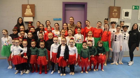 El Club Gimnasia Rítmica Poniente muestra la evolución de sus gimnastas en la II Exhibición de Navidad