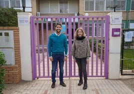 Julia Ibáñez junto al concejal de El Ejido, Javier Rodríguez, en la puerta de un colegio del municipio.