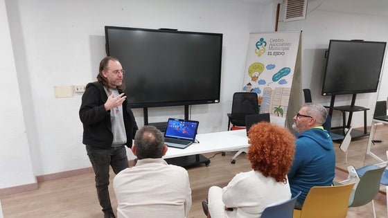 El tejido asociativo de El Ejido refuerza sus conocimientos informáticos con un taller