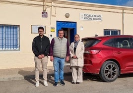 El portavoz socialista, José Miguel Alarcón, visita la escuela infantil, que lleva abierta más de 40 años.