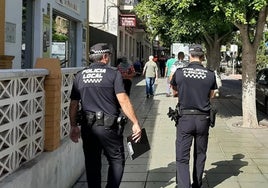 Detenido un hombre armado con dos cuchillos en El Ejido por amenazar a vecinos y agentes de la policía