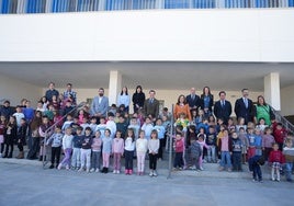 El presidente fue arropado por miembros de la Junta, de la Diputación Provincial, Ayuntamientos de Almería y El Ejido junto a alumnos del centro.