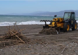 Uno de los vehículos que ha ayudado a la limpieza de playas en el municipio.