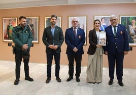 La edil de Cultura, Elena Gómez, ha visitado la muestra, junto al edil de Educación, Javier Rodríguez.