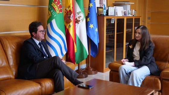 Góngora se reúne con Patricia Lupión, primera ejidense con piel de mariposa