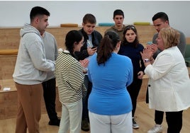 La edil de Discapacidad y Salud Mental, María del Mar Martínez, en una reunión con jóvenes.