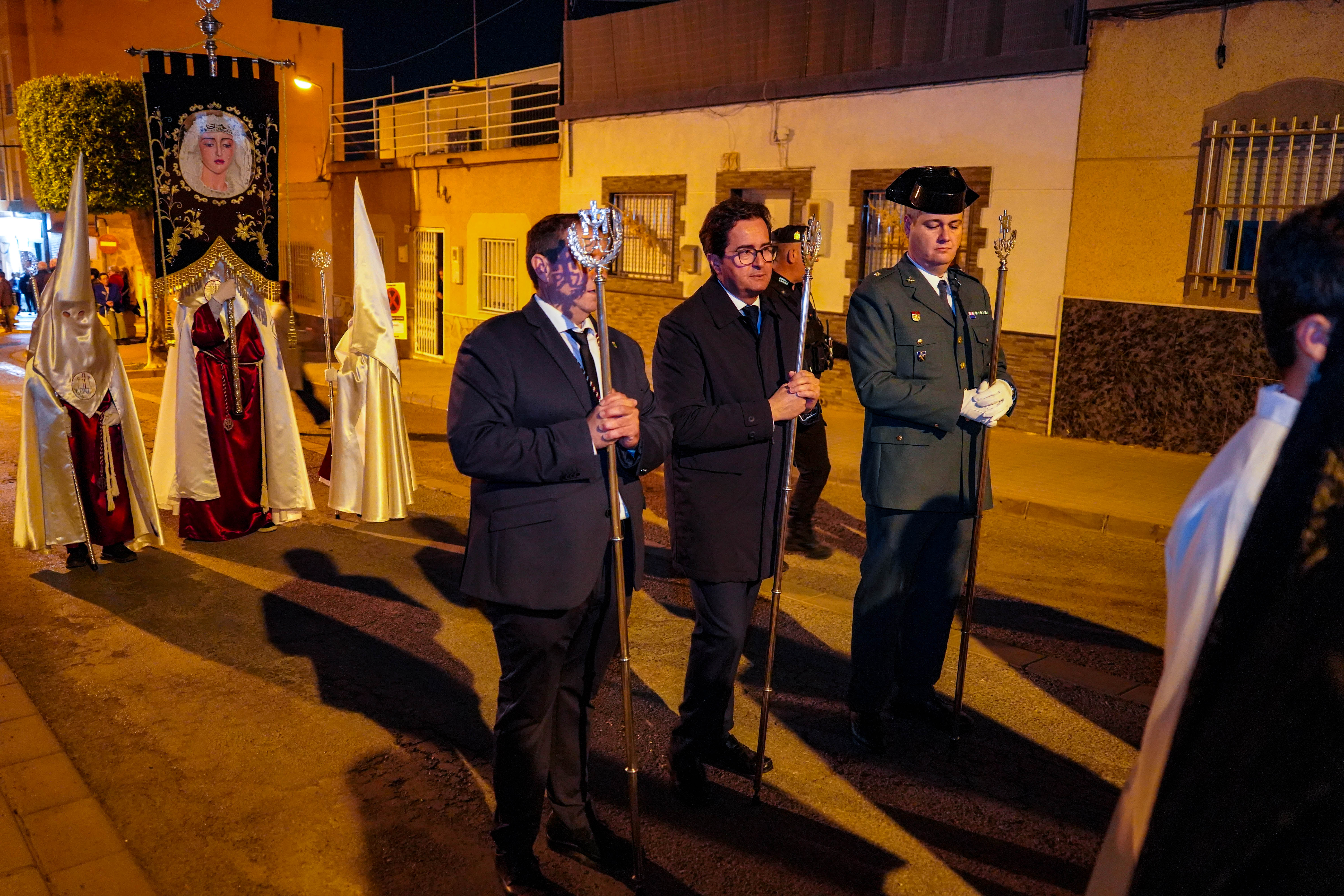 La Hermandad del Santísimo Cristo de la Paz de Nuestra Señora de los Dolores recorren las calles de Santa María del Águila