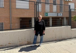 La edil socialista, Mari Carmen Álamo, frente al IES Santa María del Águila.
