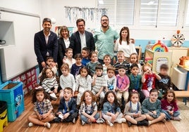 Alumnado junto al maestro, directora del centro, alcalde y edil de Educación.