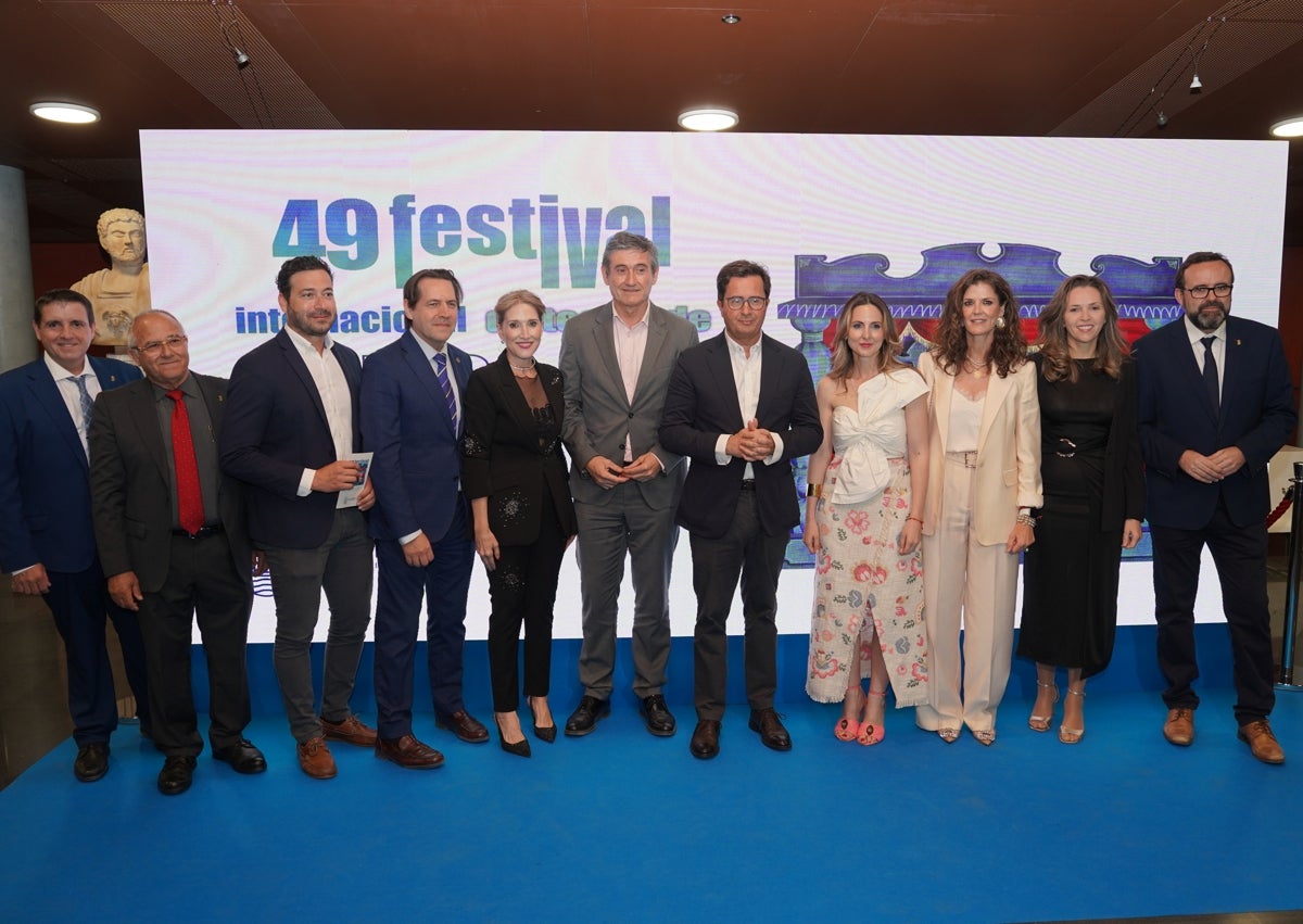 Imagen secundaria 1 - El Ejido levanta el telón de su 49º Festival de Teatro con una gala magistral que abraza el circo y la música