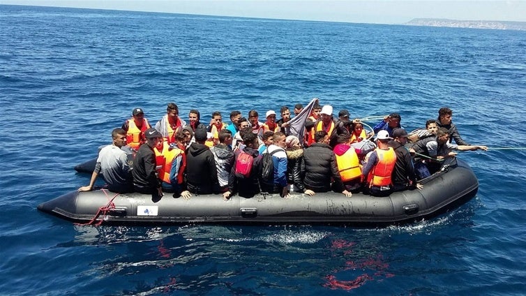 Rescatan a 18 personas, entre ellas un menor, de una patera localizada al sur de El Ejido