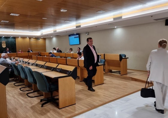 Concejales del Grupo Municipal Socialista abandonan el pleno durante la moción de Vox.