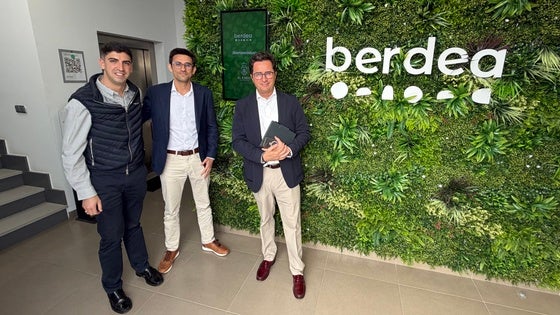 Góngora visita a la empresa Berdea, ejemplo de innovación en el sector agro de El Ejido