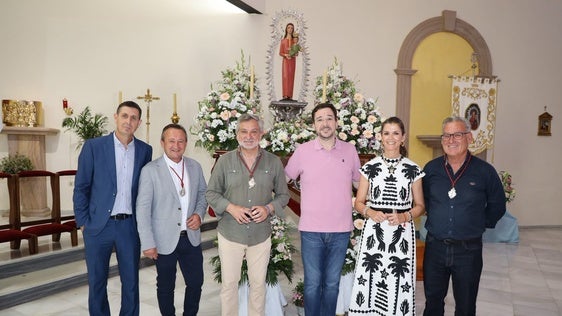 Santa María del Águila realiza una ofrenda floral a su patrona