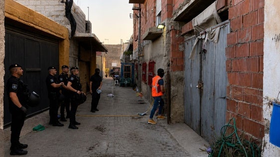 Un macrooperativo en El Ejido corta 40 enganches de luz a la red pública