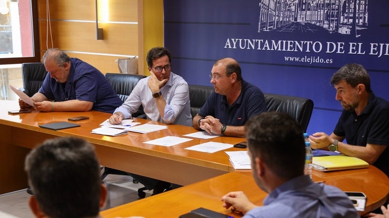 El Ejido moderniza sus playas con nuevas pérgolas, pasarelas y zona de baño adaptado