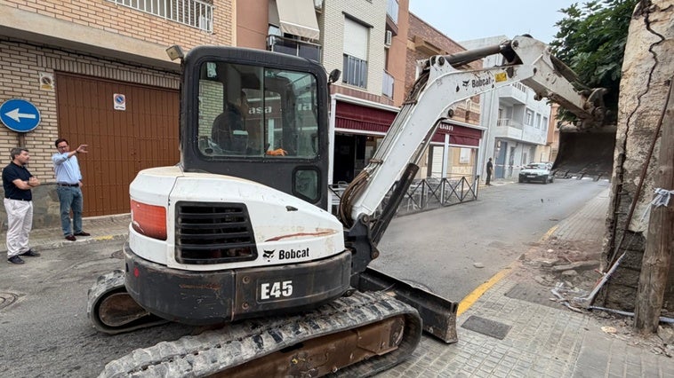 El Ejido sigue su plan contra el chabolismo derribando infraviviendas en San Agustín